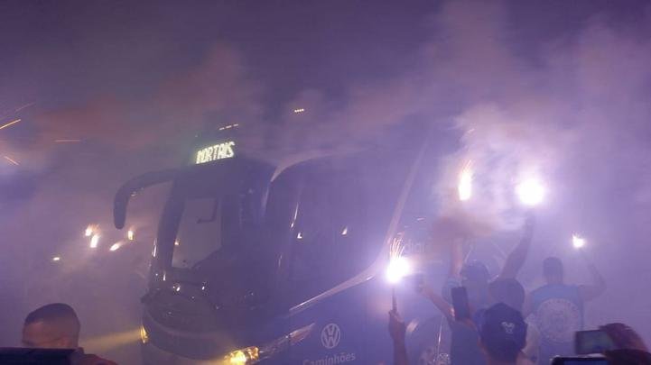 Torcida do Cruzeiro promove rua de fogo na saída da delegação da Toca da Raposa II, rumo ao aeroporto de Confins, antes da viagem para Porto Alegre. Time enfrenta o Internacional na quarta-feira, no Beira-Rio, pela semifinal da Copa do Brasil