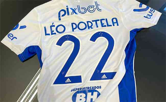 Sócios-torcedores divulgaram imagens da nova camisa branca do Cruzeiro
