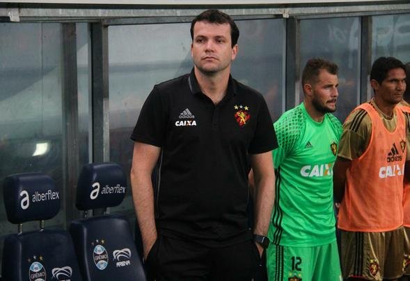 Pela 34ª rodada, diante do Grêmio fora de casa, um resultado surpreendente. Vitória por 3 a 0 sobre a equipe sulista com direito a golaços de Rogério e Diego Souza e aplausos na Arena, da torcida adversária. Até então, o Sport nunca tinha vencido o Tricolor em Porto Alegre.