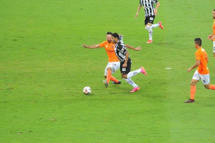 Fotos do gol de Hulk, do Atltico, sobre o La Guaira, no Mineiro, pela Libertadores