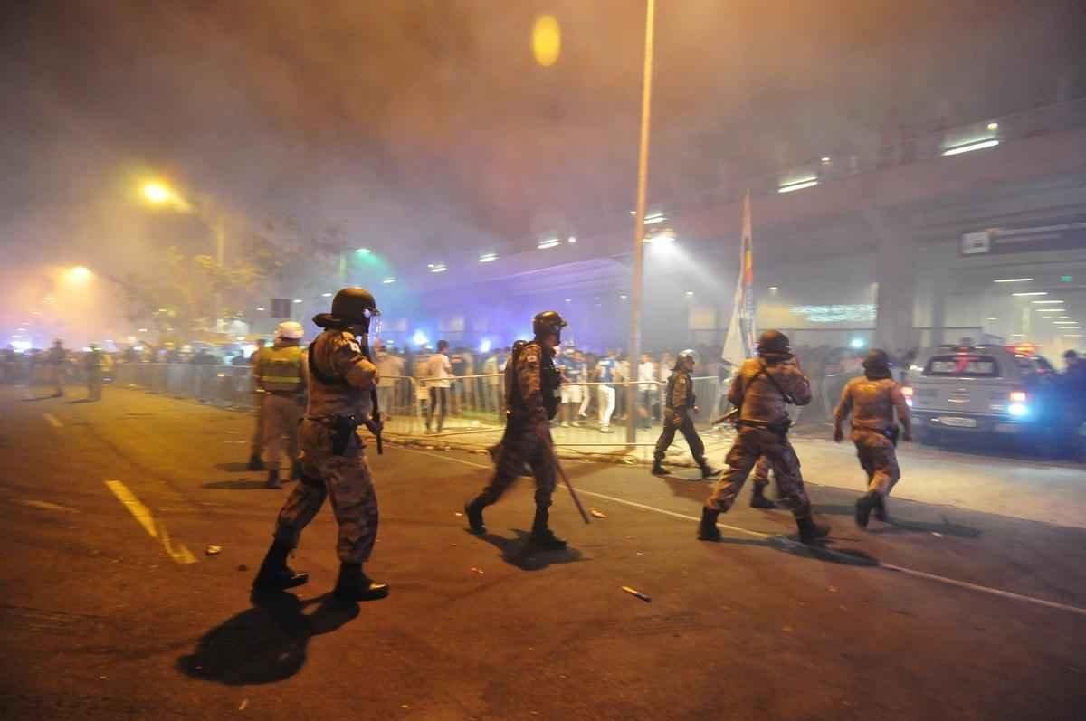 Torcida do Cruzeiro apoia a delegao do time na chegada ao Mineiro