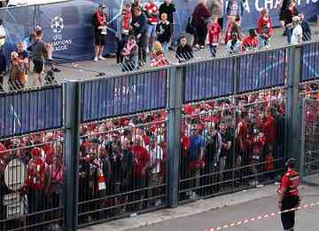 Homens de 21, 26 e 39 anos foram considerados culpados pela Justiça por roubo a torcedores do Liverpool no Stade de France, em Paris