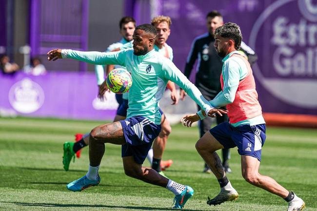 Pezzolano se apresentou aos jogadores e j orientou uma atividade com bola no CT do Valladolid
