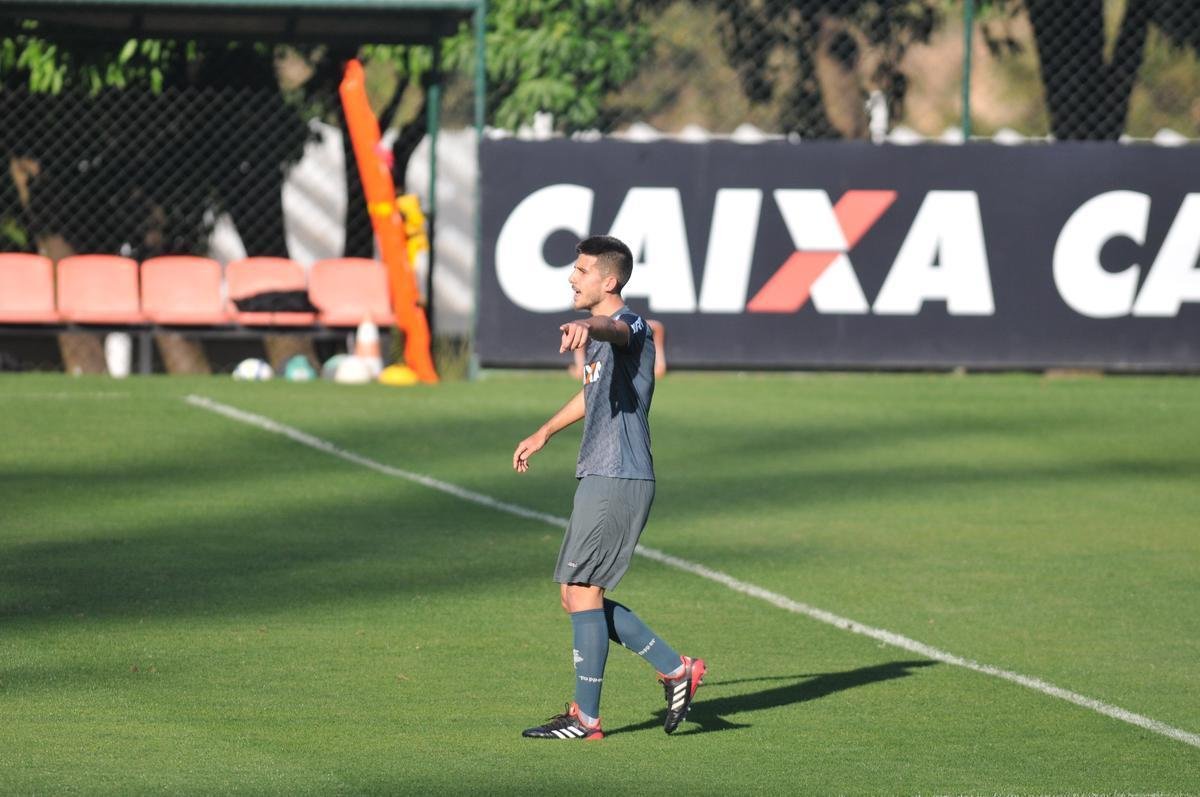 Zagueiro uruguaio Martn Rea treinou pela primeira vez com o elenco do Atltico na Cidade do Galo, j visando ao duelo de domingo, contra o Botafogo, no Rio, pelo Campeonato Brasileiro
