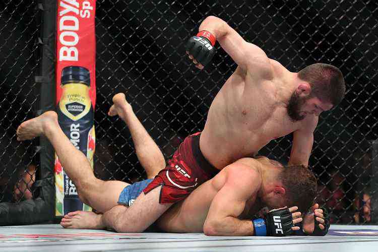 Khabib Nurmagomedov conquista primeiro cinturão da Rússia no UFC