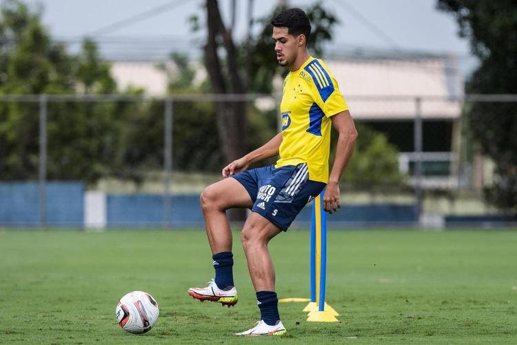 O Cruzeiro anunciou o zagueiro Oliveira, ex-Atlético-GO, em 3 de fevereiro. O jogador foi cedido até o fim da temporada, mas a Raposa terá opção de adquirir os direitos econômicos ao fim do contrato de empréstimo