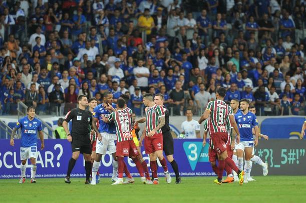 Cruzeiro derrotou Fluminense por 2 a 1, com gols de Raniel e Ayrton Lucas (contra); Henrique, tambm contra, descontou para os cariocas