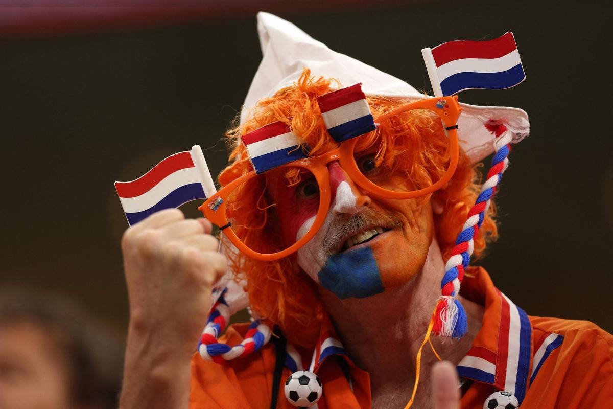 Torcedores de Holanda e Catar no Estdio Al-Bayt, em Al Khor, pelo Grupo A da Copa do Mundo