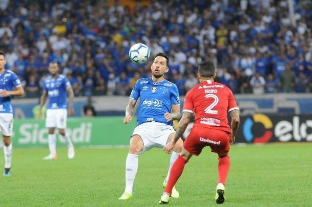 Fotos do primeiro tempo do duelo entre Cruzeiro e Internacional, no Mineiro, pela semifinal da Copa do Brasil