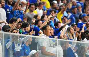 Fotos da torcida do Cruzeiro na partida contra o Nutico, pela Srie B, disputada no Independncia, em Belo Horizonte