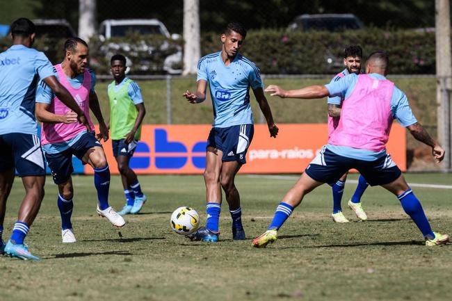 Fotos do treino do Cruzeiro neste domingo, na Toca da Raposa II. As novidades foram as presenas do atacante Rafa Silva, recuperado de incmodo no p direito, e dos recm-contratados Luis Felipe (zagueiro, ex-PSV da Holanda) e Bruno Rodrigues (atacante, ex-Famalico de Portugal)