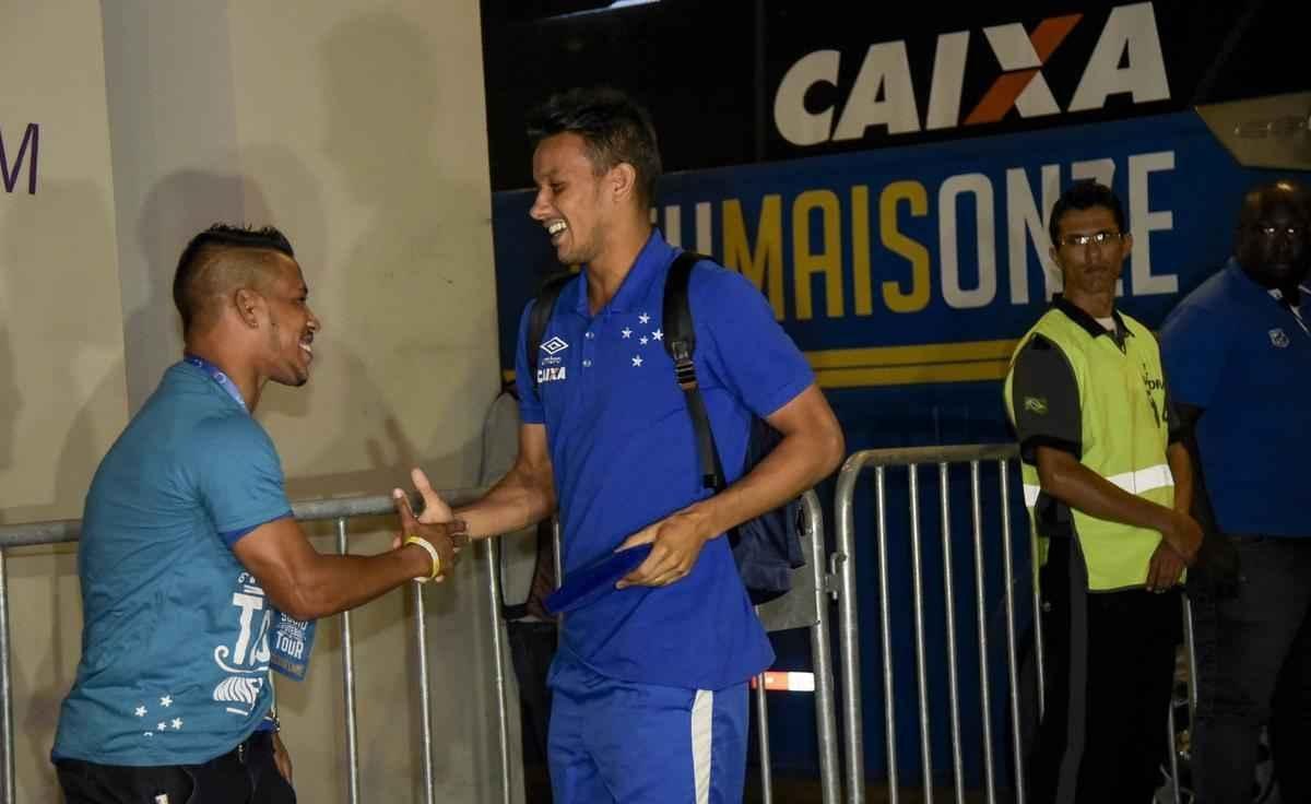 Henrique entrega carto do Scio do Futebol ao gari Daivdson antes do jogo contra o So Francisco-PA
