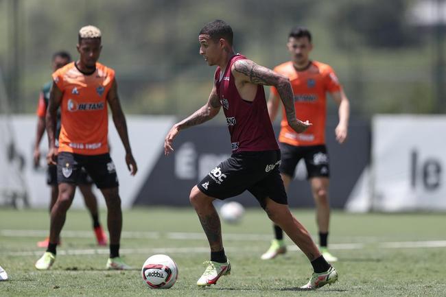 Com seriedade, mas tambm descontrao, o Atltico treinou sob sol forte na manh desta sexta-feira (21), na Cidade do Galo, em Vespasiano. Este foi o quinto dia de pr-temporada para o clube mineiro em 2022, sob o comando do tcnico argentino Antonio 'El Turco' Mohamed. Novas baixas, o volante Allan e o atacante Keno testaram positivo para COVID-19 e no participaram das atividades (ambos cumprem perodo de sete dias de isolamento social).