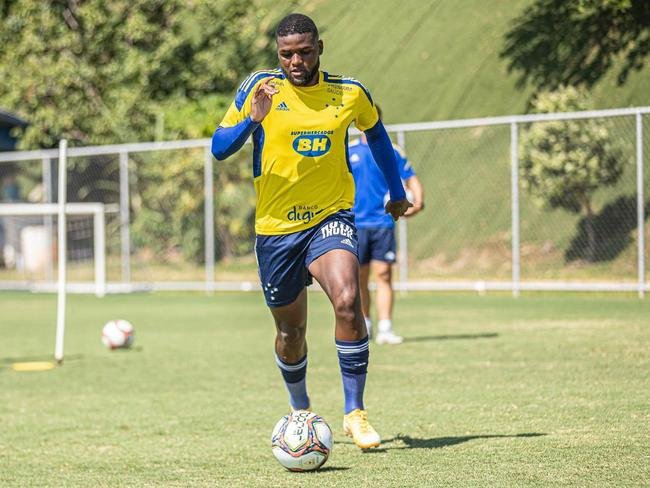 Cruzeiro estreou camisa de treino amarela durante atividade neste domingo (28/03)