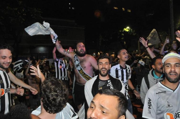 Festa da torcida pelo bicampeonato brasileiro do Atlético na sede do clube, no bairro de Lourdes, em BH