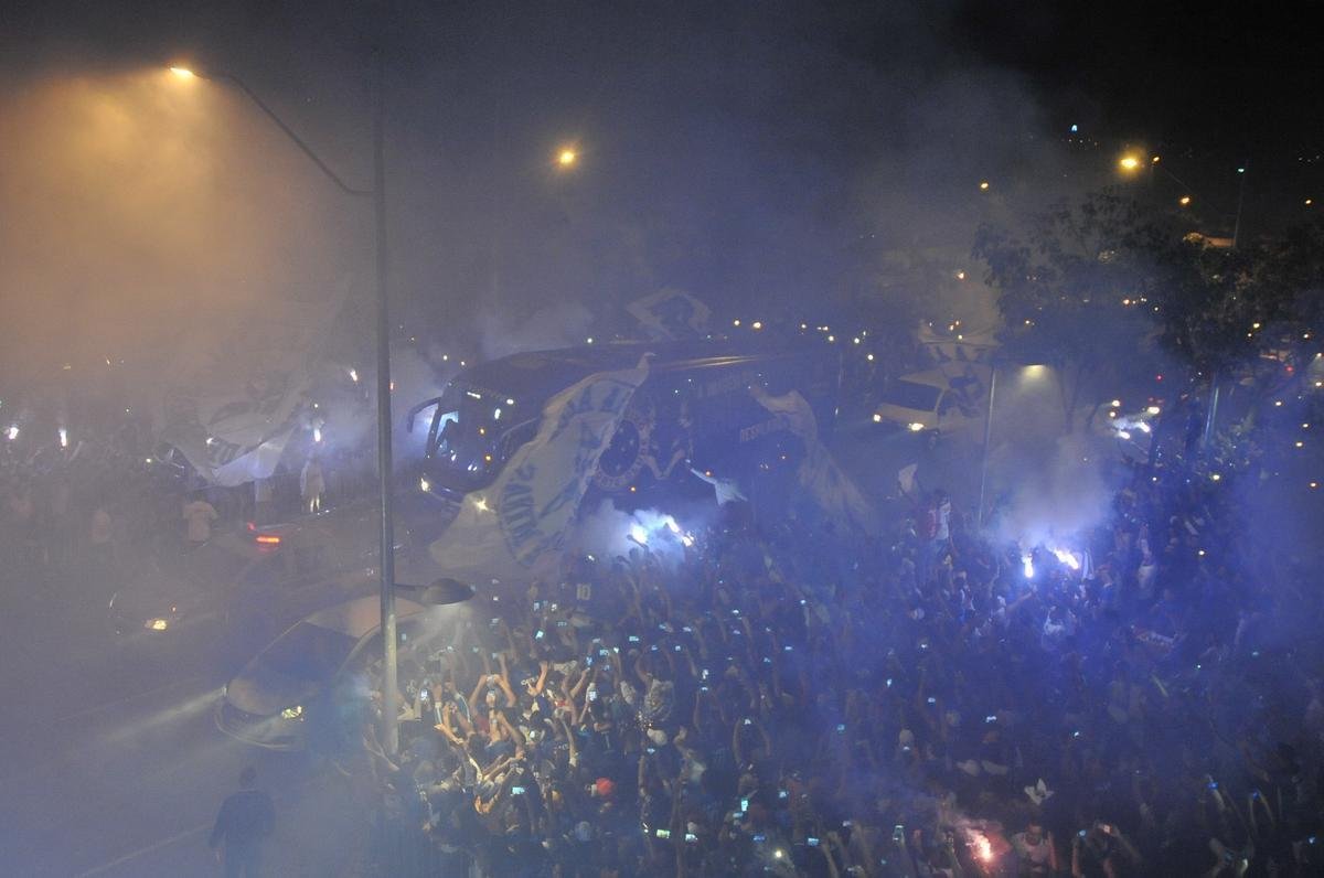 Torcida cruzeirense fez grande festa para recepcionar o time no Mineiro antes do duelo com o Flamengo