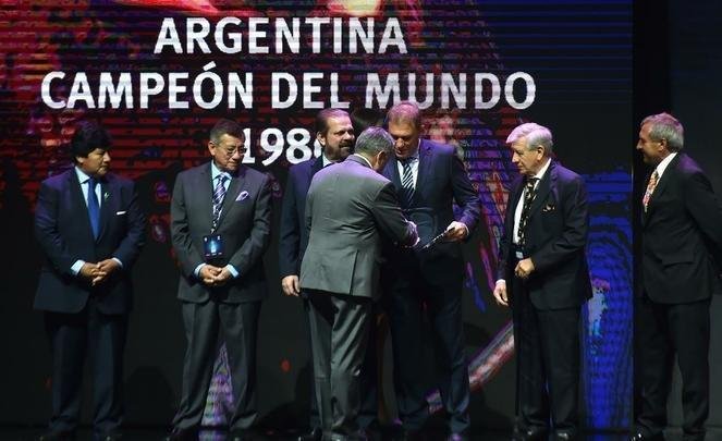 Cerimônia em Luque, no Paraguai, foi marcada por homenagens à Chapecoense, que ganhou taça com Atlético Nacional, e aos 30 anos do segundo título mundial da Seleção Argentina