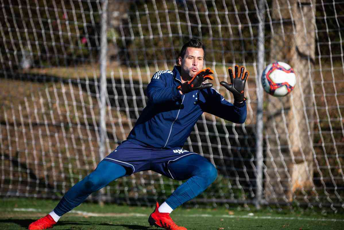 Fotos do treino do Cruzeiro na tarde desta quinta-feira (19/8), na Toca da Raposa II, em Belo Horizonte. Time fechou a preparao para enfrentar o Confiana, s 21h30 desta sexta-feira, no Mineiro