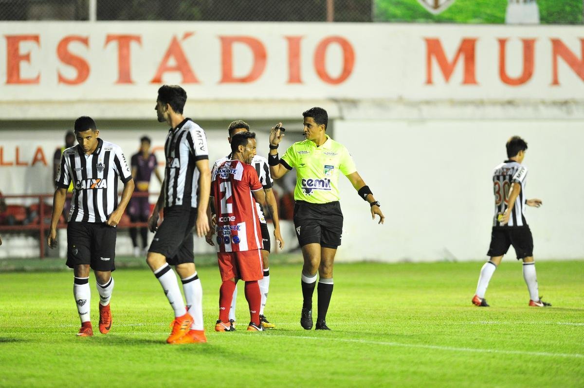 Villa Nova e Atltico se enfrentaram nesta quinta-feira