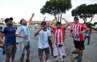 Torcedores de Argentina e Paraguai na chegada ao Minero para duelo pela Copa Amrica