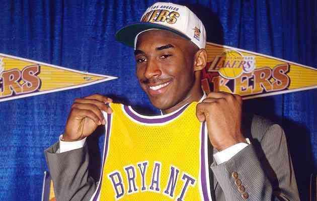 13ª escolha do Draft de 1996, Kobe foi recrutado pelo Charlotte Hornets aos 17 anos, mas logo foi trocado e enviado aos Lakers, onde passou toda a carreira
