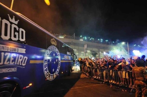Torcida do Cruzeiro apoia a delegao do time na chegada ao Mineiro