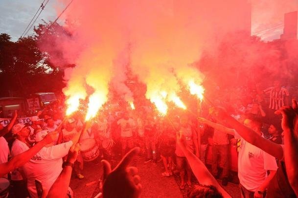 Depois de protesto na madrugada, torcedores do Atltico voltaram  sede de Lourdes, em BH, no final da tarde desta sexta-feira para atacar a diretoria do clube e os jogadores. Time foi goleado por 4 a 1 pelo Cerro Porteo na quarta-feira, em Assuno, e passou a ter chances remotas de se classificar s oitavas de final da Copa Libertadores. No domingo, Galo abre final do Mineiro contra o Cruzeiro, no Mineiro. Presso tenta mexer com brios do elenco s vsperas da deciso.