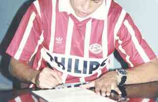 Ronaldo assinando contrato com o PSV Eindhoven da Holanda em 1994