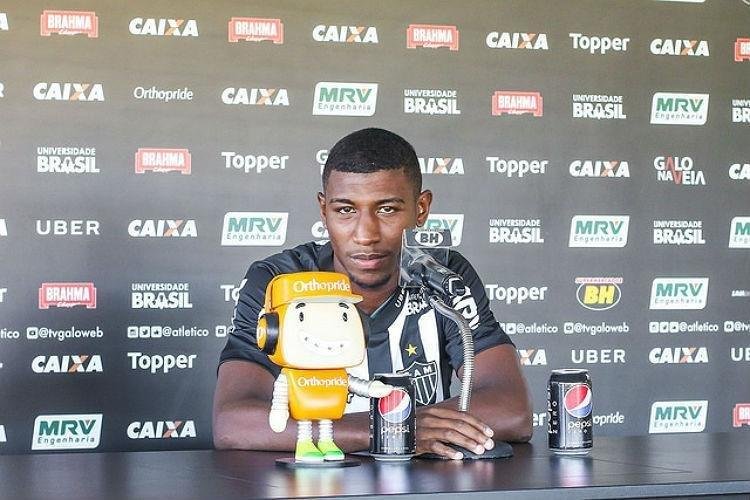 Emerson (2018) - O jovem lateral-direito foi contratado pelo Atltico para disputar posio com Patric. Logo, o jogador assumiu a titularidade, mas perdeu espao por causa da oscilao. No segundo semestre, se tornou, de vez, dono da posio no Galo. O jovem jogador, que tem 23 jogos, um gol e uma assistncia com a camisa alvinegra,  convocado constantemente para a Seleo Brasileira Sub-20. Ele  alvo de clubes do futebol europeu.