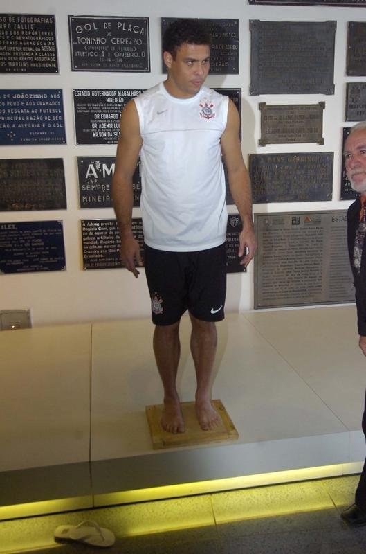 19/07/2009 - Ronaldo coloca os ps na Calada da Fama, do Mineiro, antes do jogo entre Corinthians e Cruzeiro. Ele  homenageado na mesma ocasio pelo ento presidente cruzeirense Zez Perrella