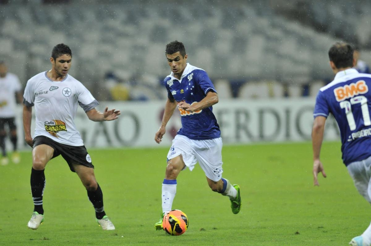 Egdio  um dos laterais-esquerdos multicampees pelo Cruzeiro. Foi bicampeo brasileiro em 2013 e 2014, campeo da Copa do Brasil em 2018 e ainda campeo mineiro em 2014, 2018, 2019. Em 210 partidas, fez cinco gols, trs deles cobrando falta. Por ter sido rebaixado com o clube em 2019, teve sua imagem arranhada.