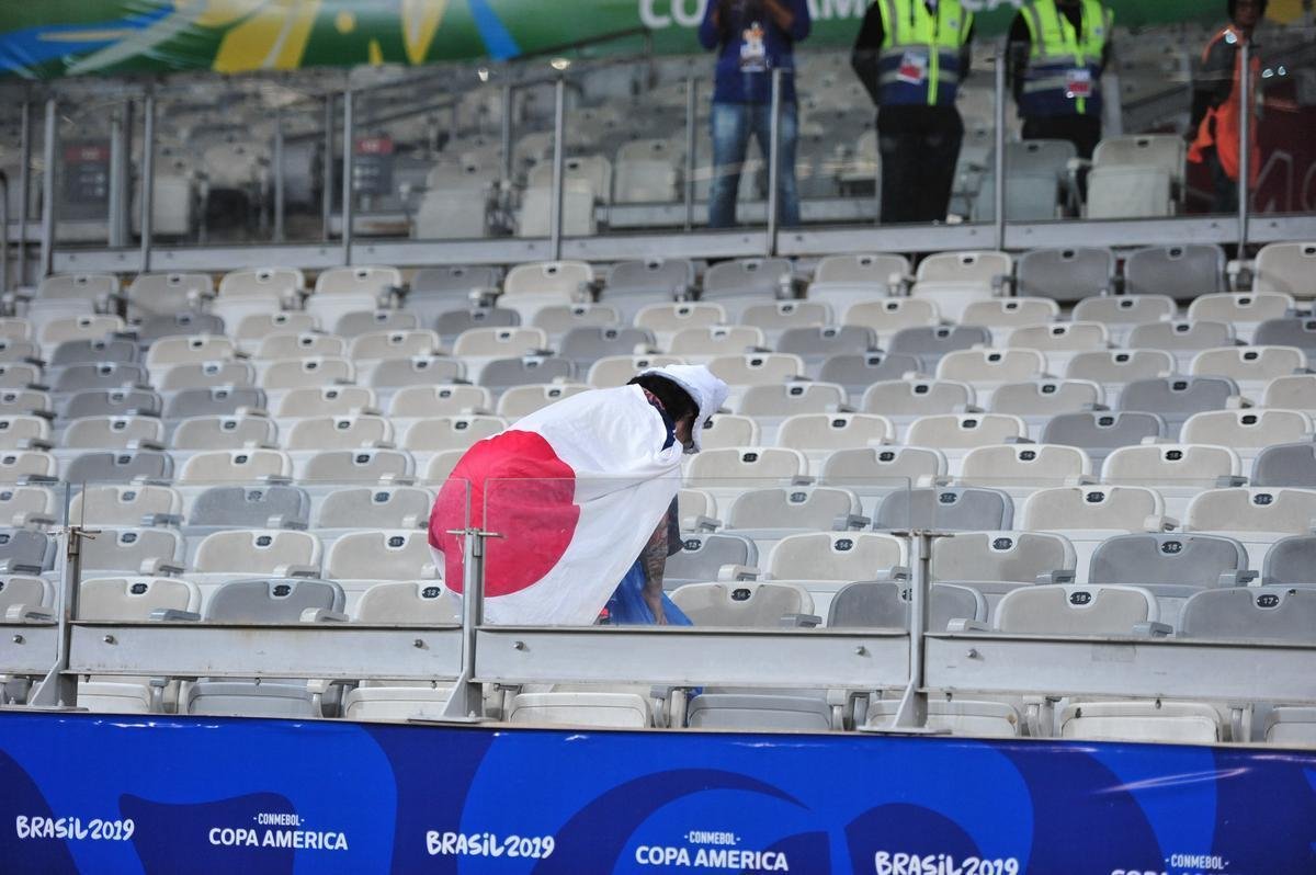 Depois do empate entre Japo e Equador, por 1 a 1, pela Copa Amrica, um torcedor japons deu um bom exemplo aos brasileiros. Com pacincia, ele recolheu lixo em vrios pontos do setor em que se encontrava no Mineiro. Na Copa de 2014, no Brasil, os nipnicos j haviam mostrado civilidade ao mundo ao limpar arquibancadas e vestirios dos estdios.