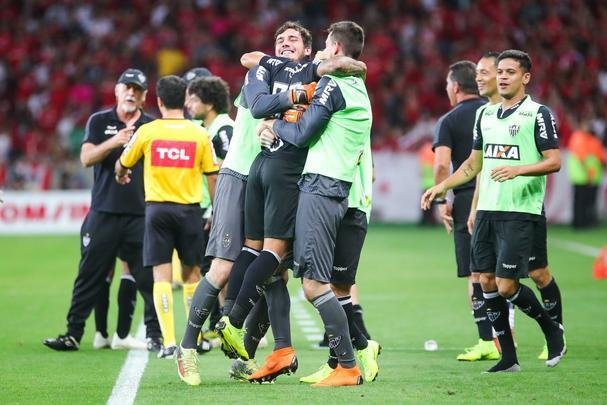 Galo derrotou Internacional no Beira-Rio com gols de Cazares e Terans; D'Alessandro descontou de pênalti