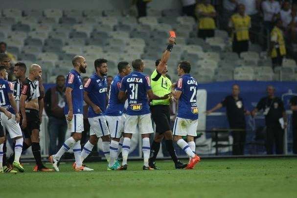 Lateral Lucas, do Cruzeiro, foi expulso ao receber segundo carto amarelo