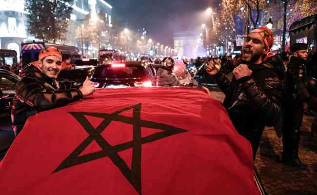 Bandeira marroquina estava por toda parte na capital francesa