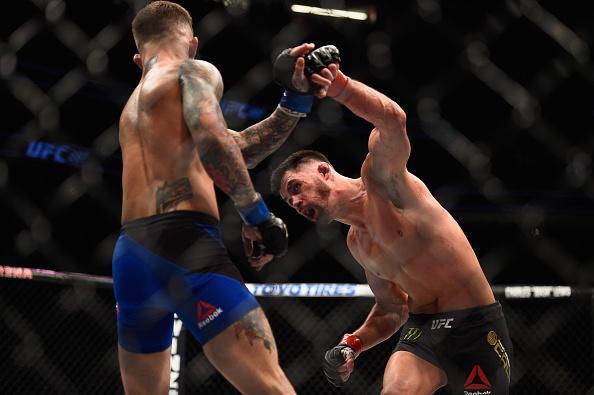 Cody Garbrandt (luvas azuis) venceu Dominick Cruz por deciso unnime e conquistou o cinturo dos galos