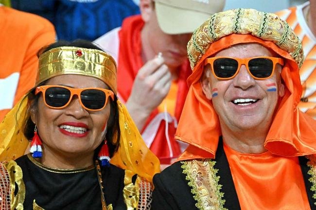 Torcedores de Holanda e Equador no jogo pelo Grupo A da Copa do Mundo.