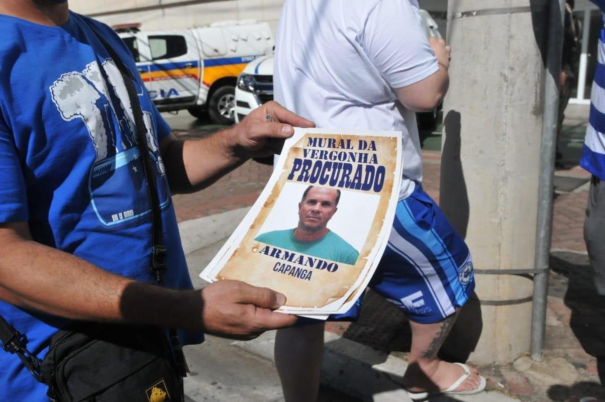 Manifestao de torcedores no Boulevard Corporate Tower, onde funciona a sede do Cruzeiro