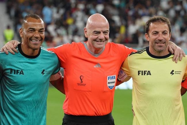 Jogo festivo entre lendas das Copas do Mundo reuniu �dolos do futebol como Materazzi, Essien, Michel Salgado, Seedorf, Jorge Campos, Terry, Del Piero, Vieri, Makelele, Deco, Zanetti, Batistuta, Mario Kempes, Cafu e Roberto Carlos no Est�dio Al Thumama e teve presidente da Fifa Gianni Infantino como �rbitro
