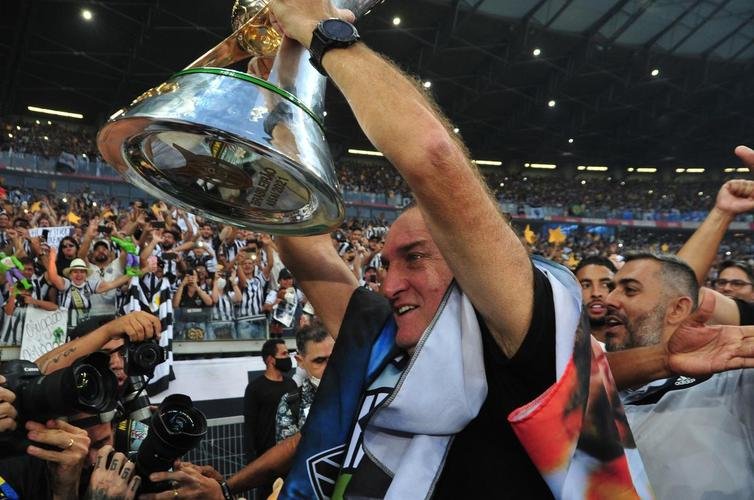 Atltico ergue a taa de campeo brasileiro e d a volta olmpica diante da torcida alvinegra, no Mineiro