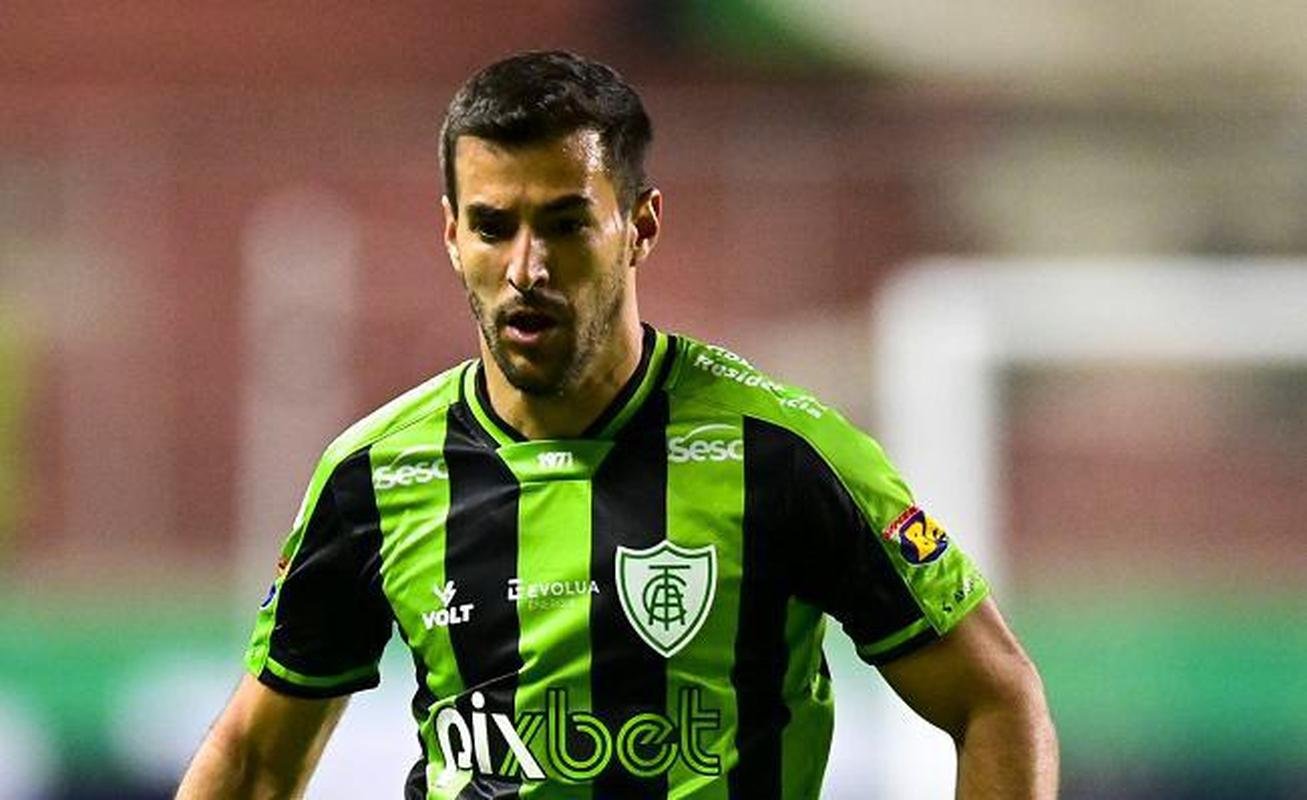 O lateral-direito Ral Cceres no teve o vnculo renovado e deixa o clube aps uma temporada