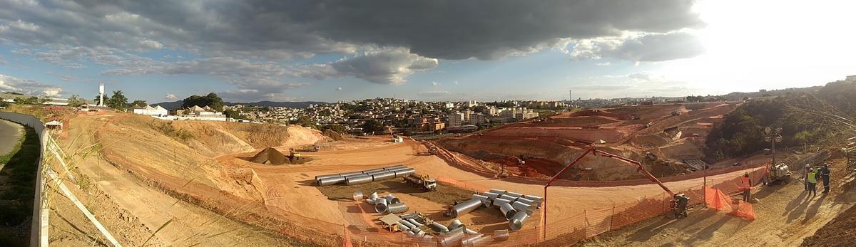 11/8/2020 - Obra de construção da Arena MRV, do Atlético. Além de tratores e caminhões, equipamentos de infraestrutura e tubulações começam a fazer parte da paisagem no terreno onde será erguido o estádio do Galo no Bairro Califórnia, em Belo Horizonte. Já são 113 dias de trabalho. (Juarez Rodrigues/EM/D. A Press)