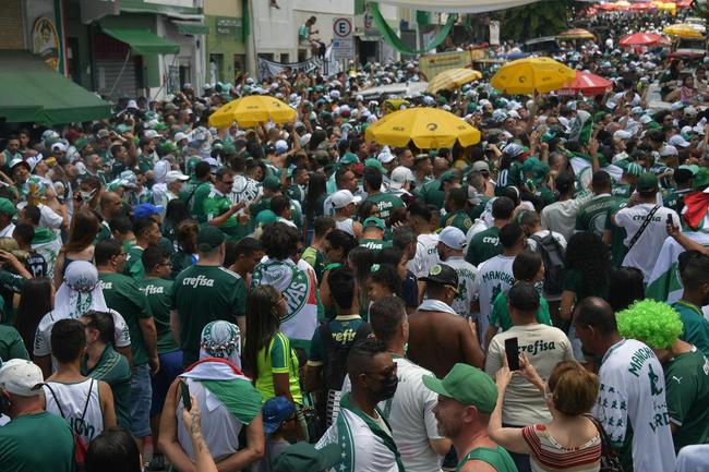 Em So Paulo, torcedores do Pameiras assistem  final do Mundial de Clubes contra o Chelsea disputada em Abu Dhabi, nos Emirados rabes