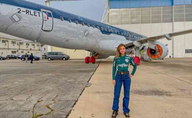 Presidente do Palmeiras, Leila Pereira posa perto de novo avio do clube