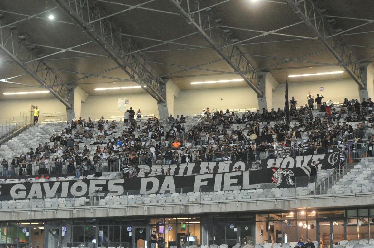 Imagens das torcidas de Cruzeiro e Corinthians no Mineiro