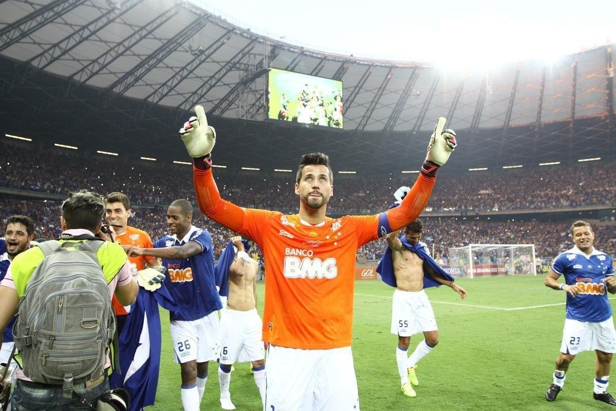 No jogo em que o Cruzeiro comemorou o t�tulo brasileiro de 2013, F�bio fechou o gol, contra o Gr�mio, no Mineir�o