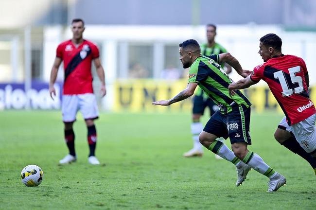 As fotos do duelo decisivo entre Amrica e Atltico, neste domingo (13/11), no Independncia, em Belo Horizonte. Partida foi vlida pela 38 rodada da Srie A do Campeonato Brasileiro.