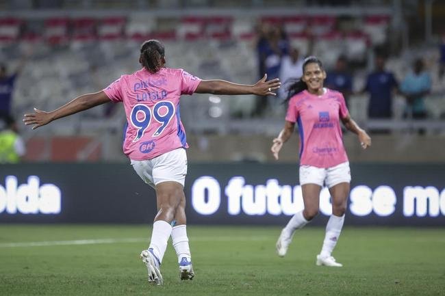 Em preliminar de Cruzeiro x Ituano pela Srie B, o time feminino da Raposa, conhecido como Cabulosas, goleou o Araguari por 8 a 0 pela terceira rodada do Campeonato Mineiro Feminino. Equipe cruzeirense estreou o uniforme rosa, confeccionado pela Adidas em homenagem  campanha Outubro Rosa, de conscientizao contra o cncer de mama