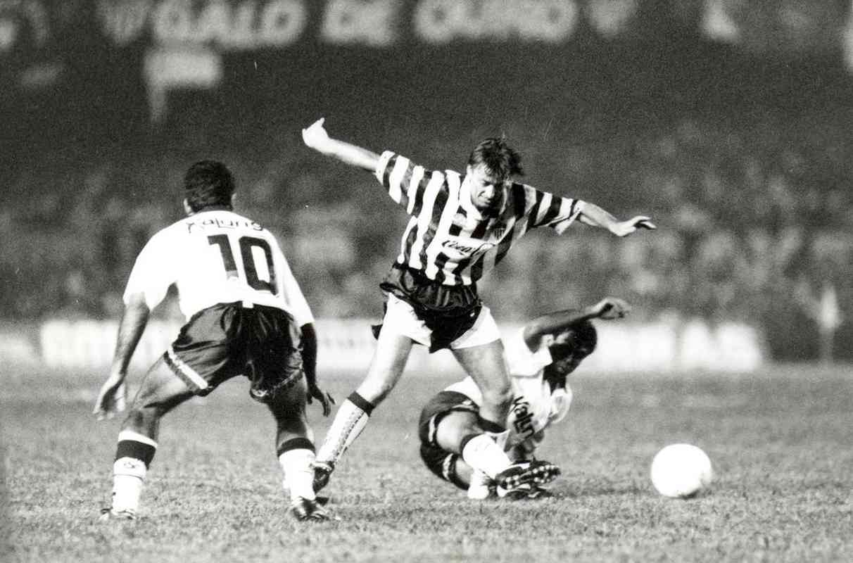 1994 - Em 1994, foi a vez do troco do Vasco. Nas quartas de final, o time carioca eliminou o Atlético com duas vitórias: 3 a 1, no Maracanã, e 4 a 3, no Mineirão (foto ilustrativa de Darci, que fez um dos gols da derrota do Galo no Mineirão).