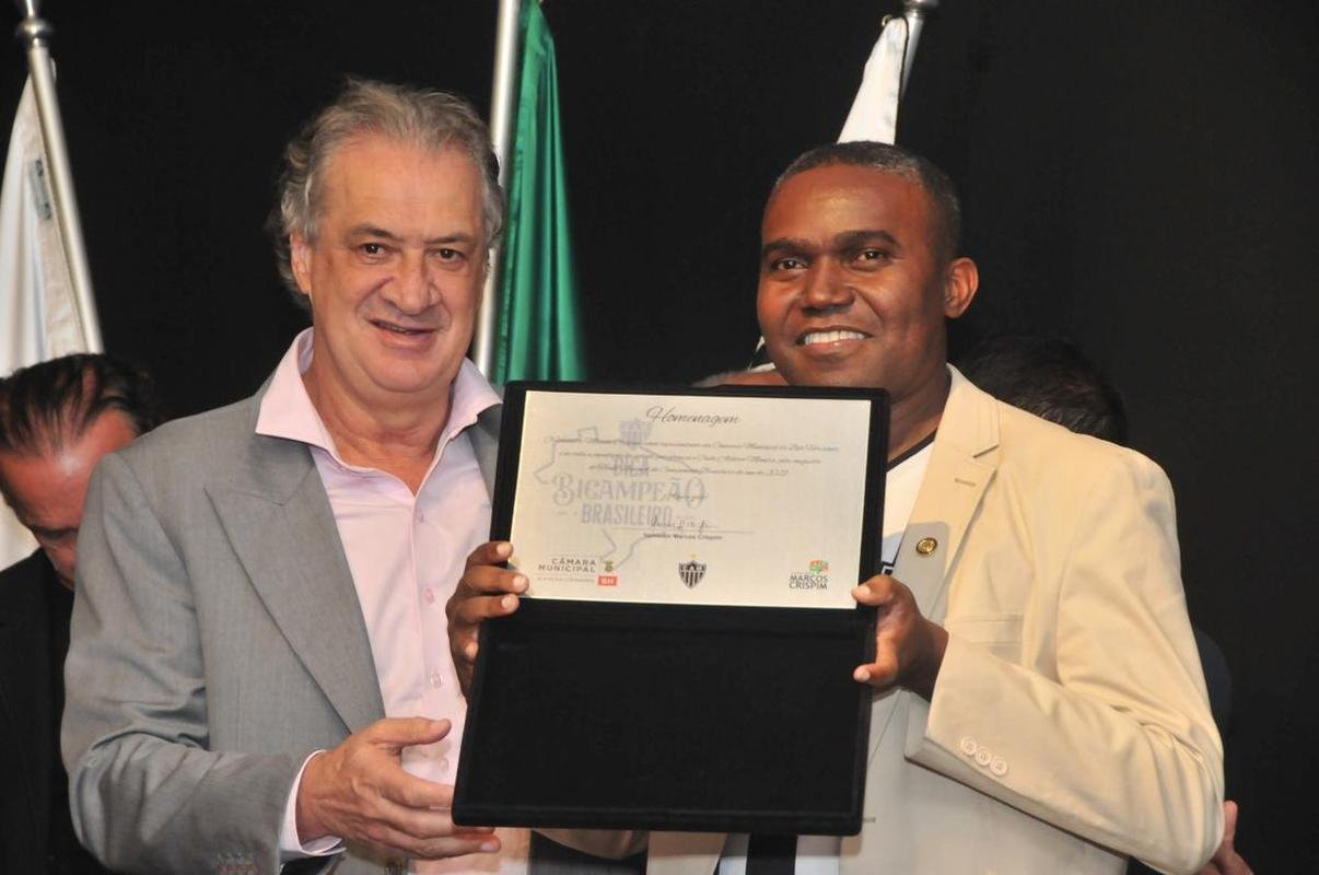 Nesta segunda-feira (6), o diretor de futebol Rodrigo Caetano, o tcnico Cuca e o atacante Hulk, do Atltico, receberam ttulos de cidados honorrios de Belo Horizonte. A iniciativa congratula os alvinegros pelo desempenho esportivo em 2021, com o ttulo do Campeonato Brasileiro.